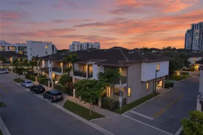 8373 NW 49th St, Doral: photo 1 of 57