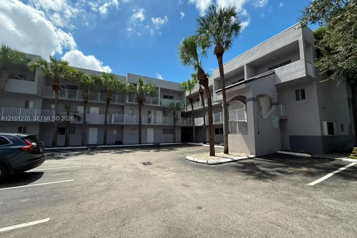 2780 W 76th St #205, Hialeah: photo 1 of 15