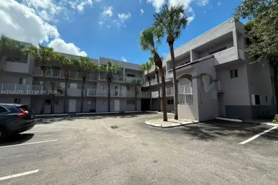 2780 W 76th St #205, Hialeah: photo 1 of 15
