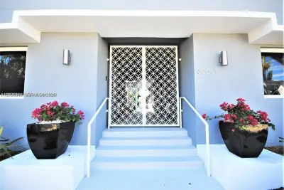 8260 Byron Ave #7, Miami Beach: photo 1 of 4