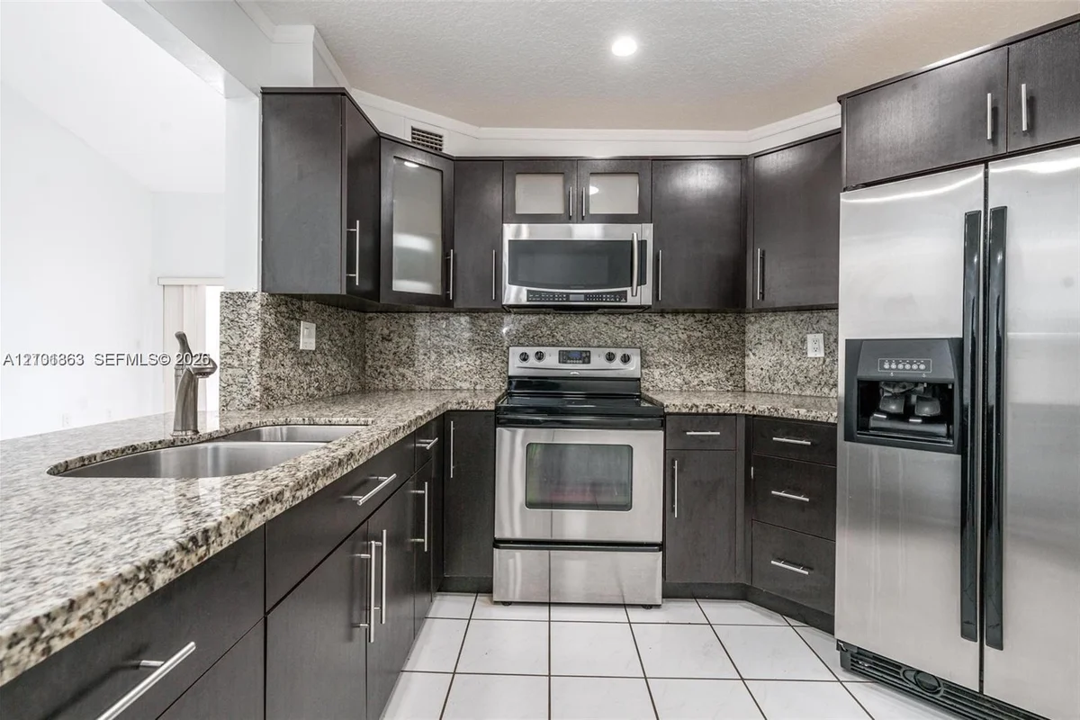 9411 Fontainebleau Blvd #213-25, Miami: photo 1 of 26