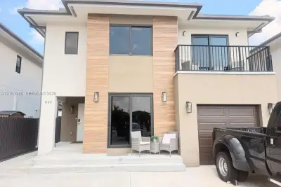 1120 NW 2nd St, Florida City: photo 1 of 41