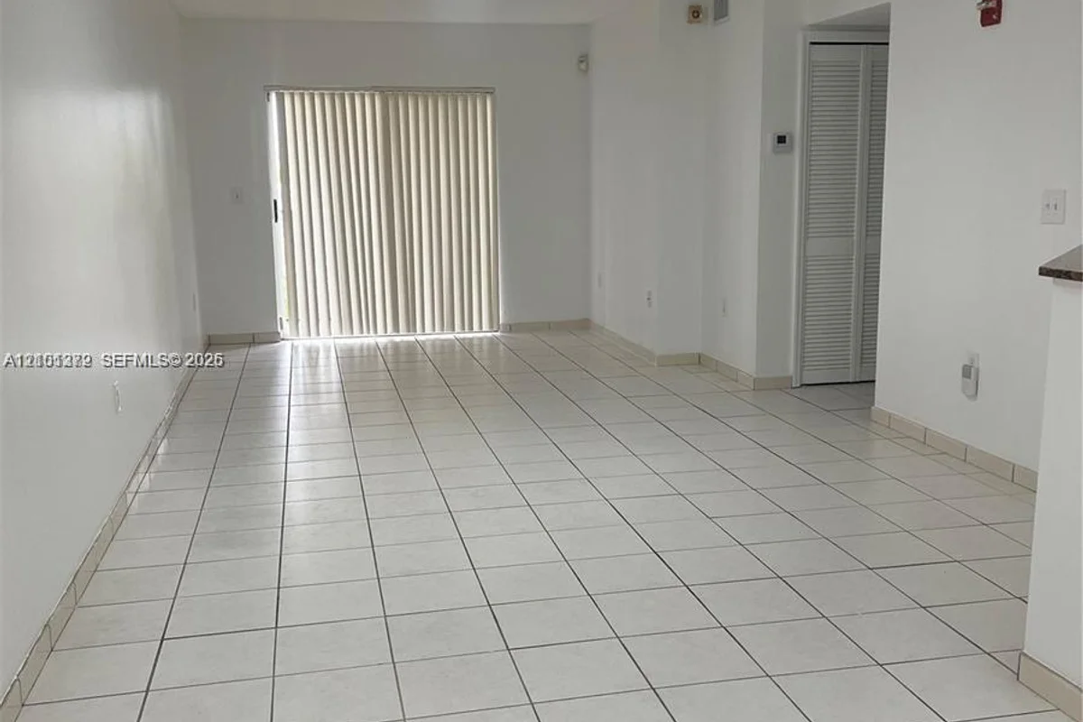 4681 NW 9th St #107, Miami: photo 1 of 10