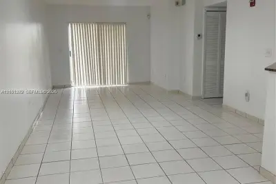 4681 NW 9th St #107, Miami: photo 1 of 10