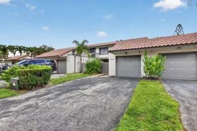 20533 NE 6th Ct, Miami: photo 1 of 35