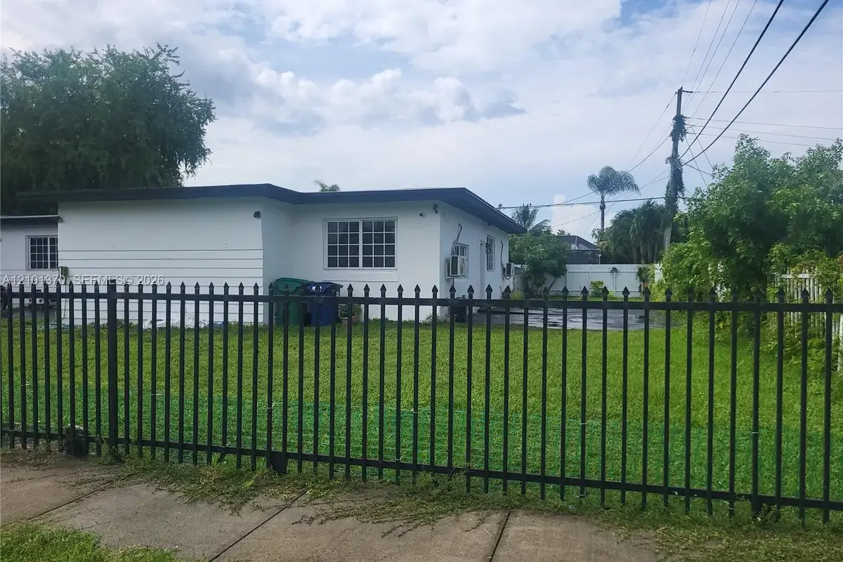 1080 NW 186th St #I080, Miami Gardens: photo 1 of 12