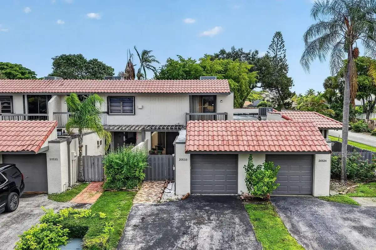 20533 NE 6th Ct, Miami: photo 1 of 35