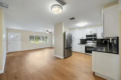10 SW 11th St, Deerfield Beach: photo 1 of 37