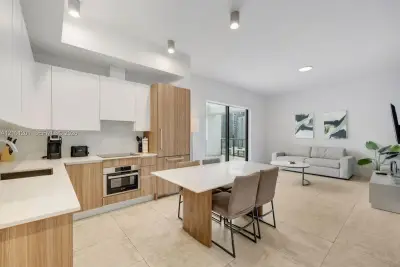 239 SW 9th St #1801, Miami: photo 1 of 8