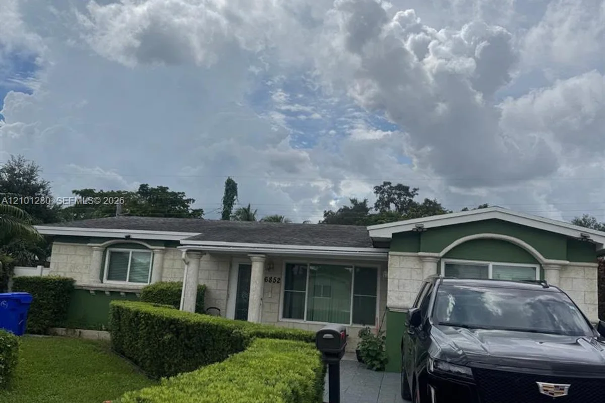 House in Pembroke Pines: photo 1 of 8