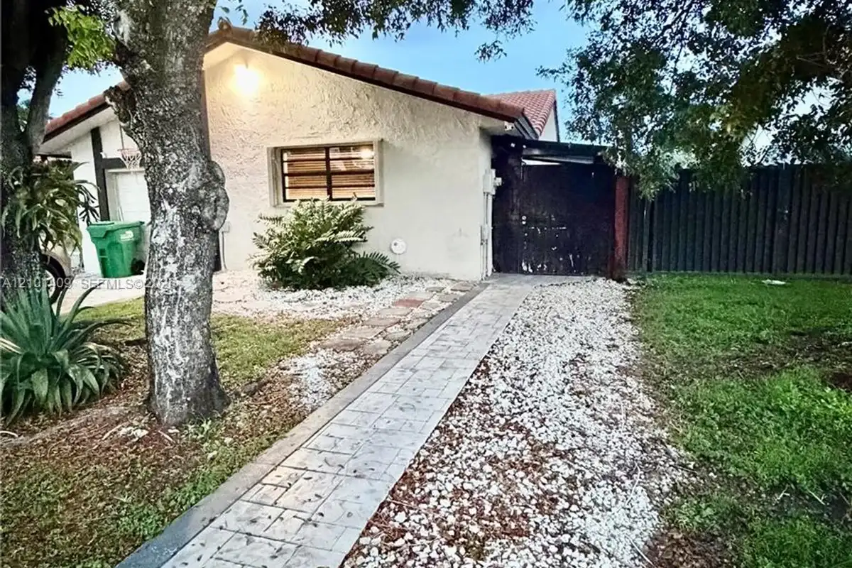 31 NW 133rd Pl #B, Miami: photo 1 of 11