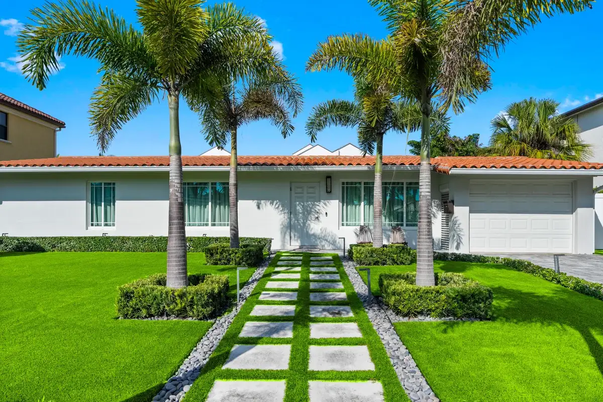 881 NE 4th Ave, Boca Raton: photo 1 of 23