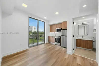 650 SW 1st St #406, Miami: photo 1 of 22