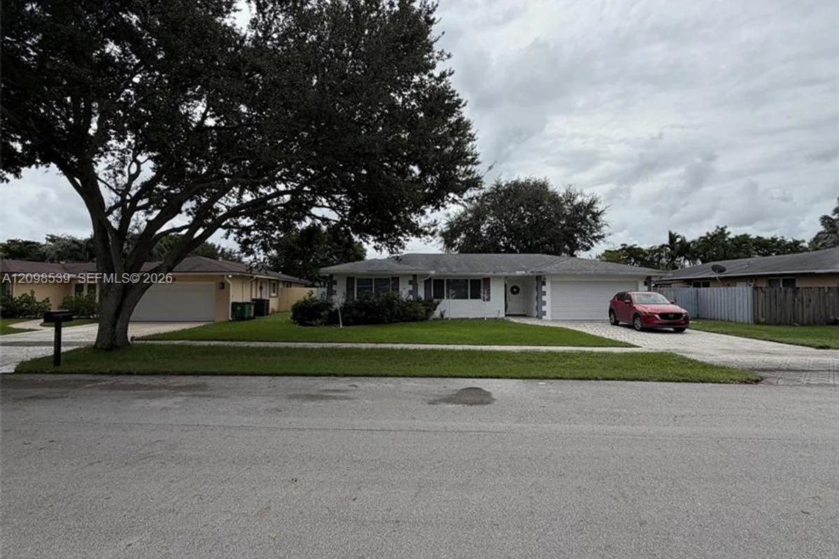 8410 SW 26th Pl, Davie: photo 1 of 28