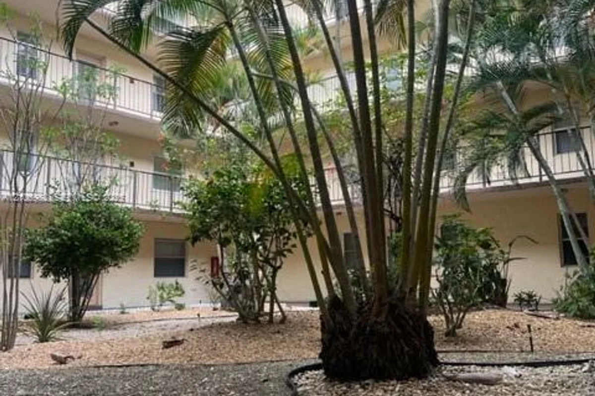 2871 Somerset Dr #218, Lauderdale Lakes: photo 1 of 12