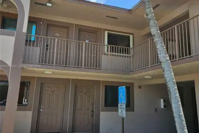 2348 W 56th St #19, Hialeah: photo 1 of 10