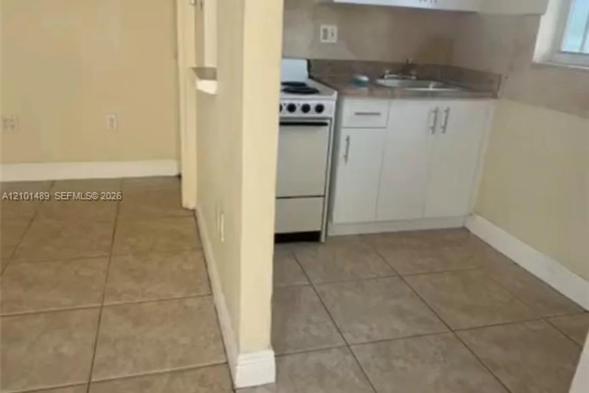 1319 NW 60th St #8, Miami: photo 1 of 5
