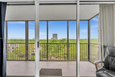2500 NE 135th St #C502, North Miami: photo 1 of 97