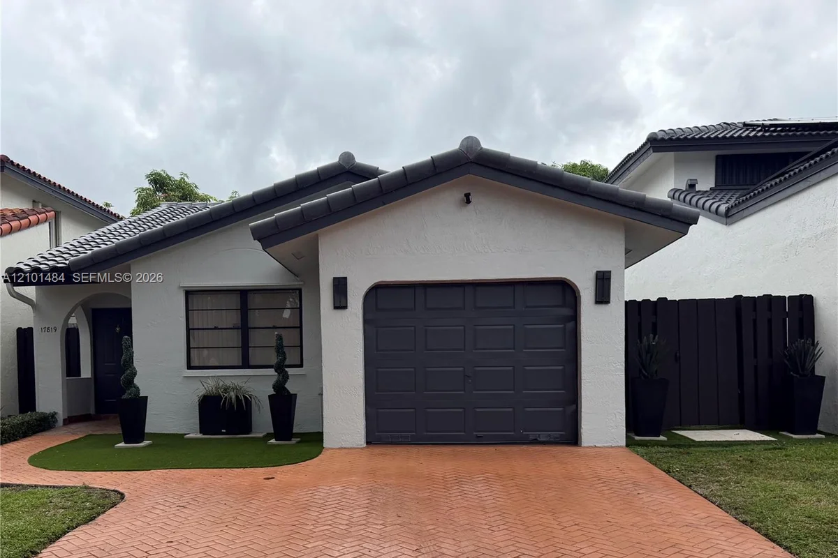 17819 NW 66th Ct Cir, Hialeah: photo 1 of 33