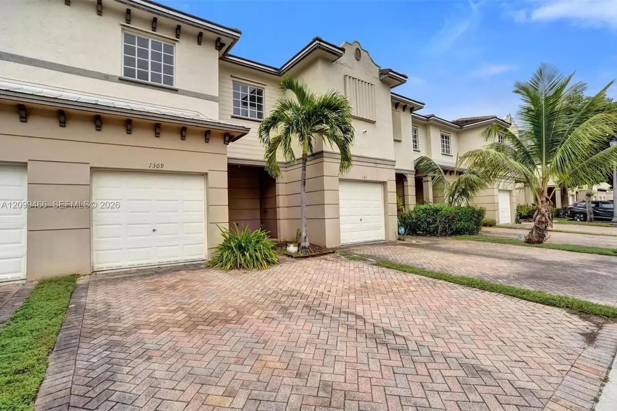 1309 Lucaya Dr, Riviera Beach: photo 1 of 35