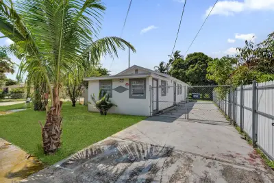 8224 NW 1st Pl, Miami: photo 1 of 46