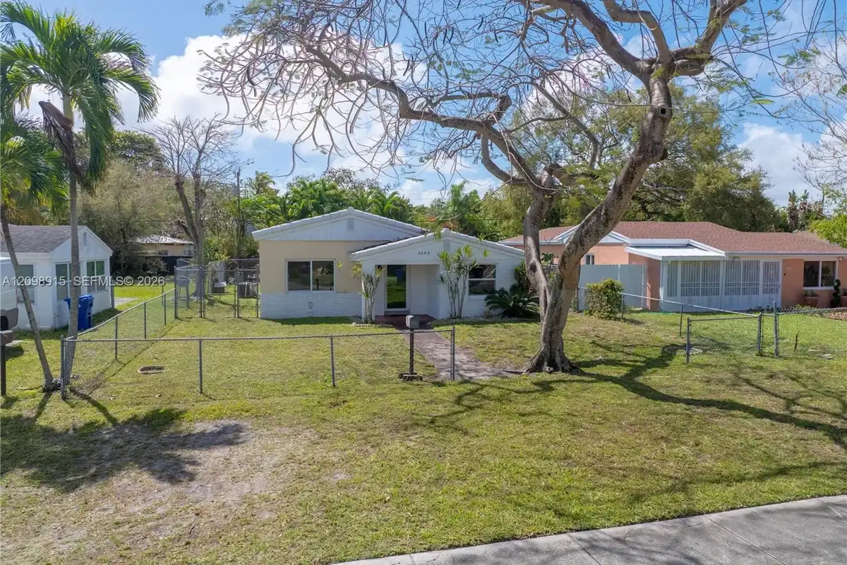 2048 NE 180th St, North Miami Beach: photo 1 of 41