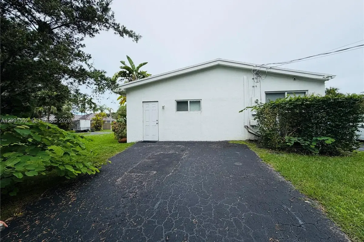 14800 SW 94th Ave #1, Miami: photo 1 of 9
