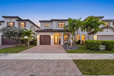 3226 W 97th St, Hialeah: photo 1 of 34