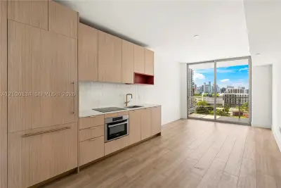 90 NE 32nd St #1027, Miami: photo 1 of 29