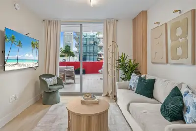 90 NE 32 #607, Miami: photo 1 of 20