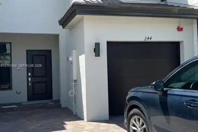 252 SW 159 Way, Pembroke Pines: photo 1 of 13