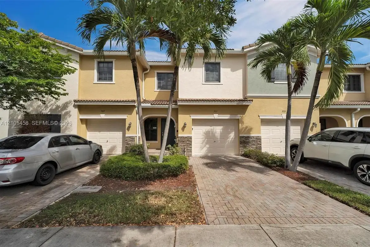 371 NE 194th Ter, Miami: photo 1 of 35
