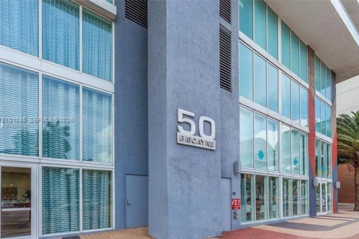 50 Biscayne Blvd #1403, Miami: photo 1 of 13