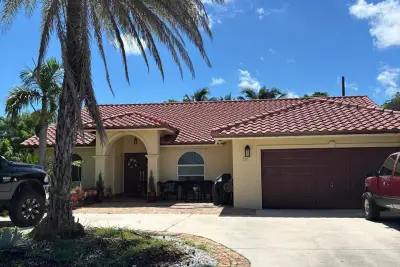 330 SW 14th St, Deerfield Beach: photo 1 of 10