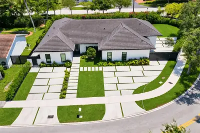 21498 Highland Lakes Blvd, Miami: photo 1 of 29