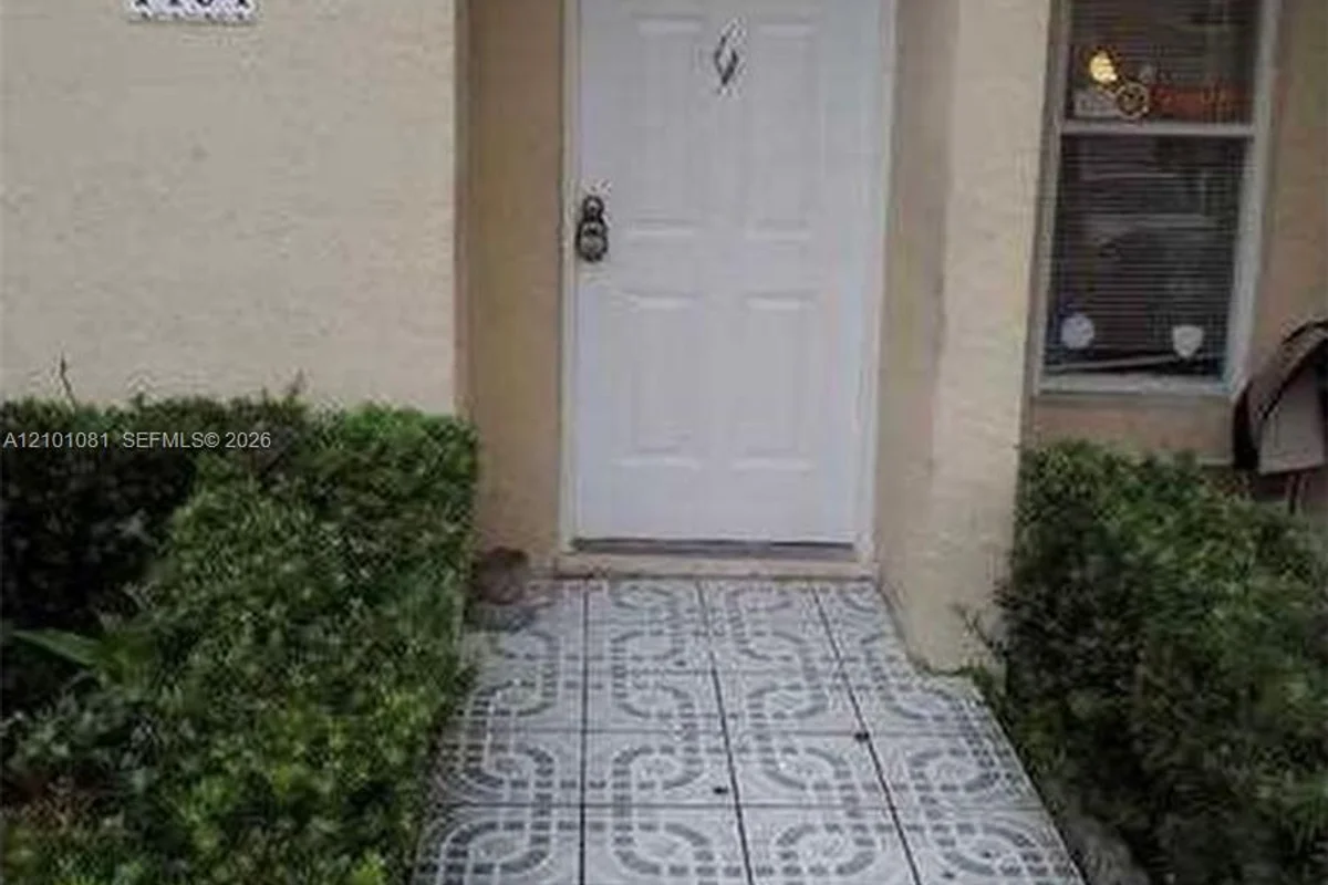 Townhouse in Miami: photo 1 of 13