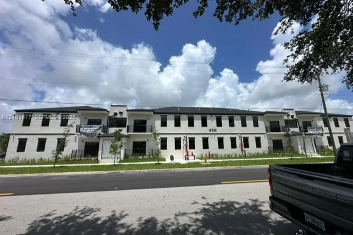 17020 SW 104th Ave #205, Miami: photo 1 of 9