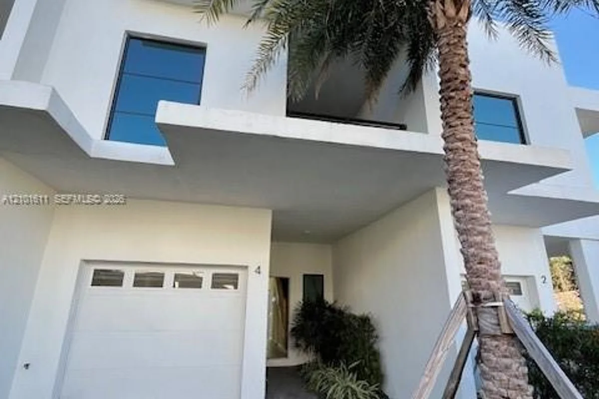 2526 Pierce St #7, Hollywood: photo 1 of 18