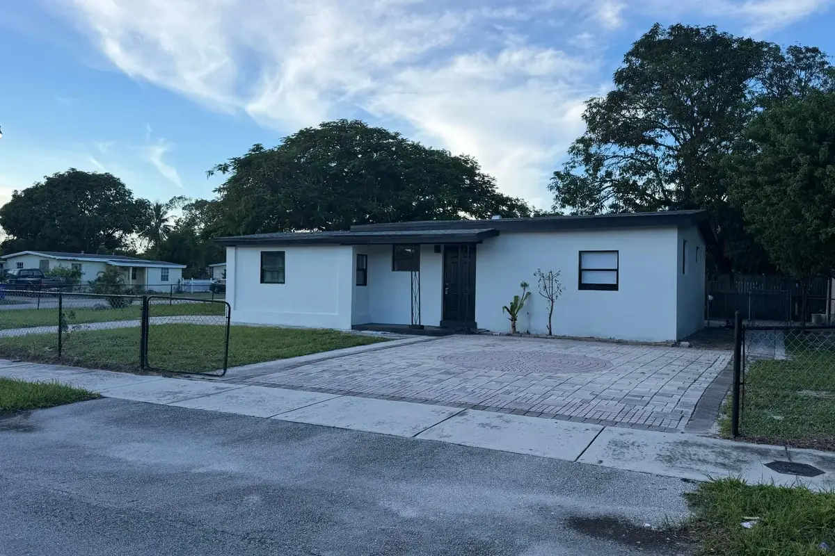 1721 NE 52nd St, Pompano Beach: photo 1 of 12