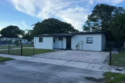 1721 NE 52nd St, Pompano Beach: photo 1 of 12