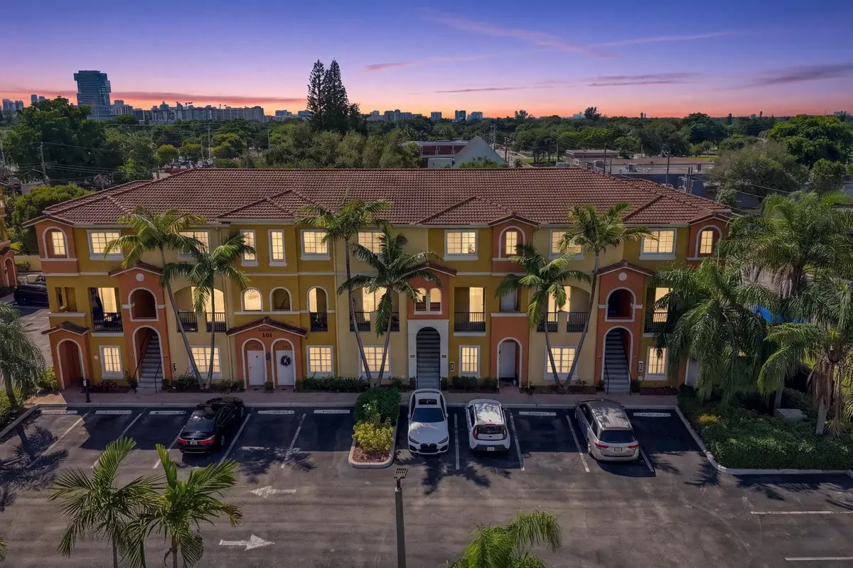 141 NW 2nd Ave #7, Hallandale Beach: photo 1 of 49