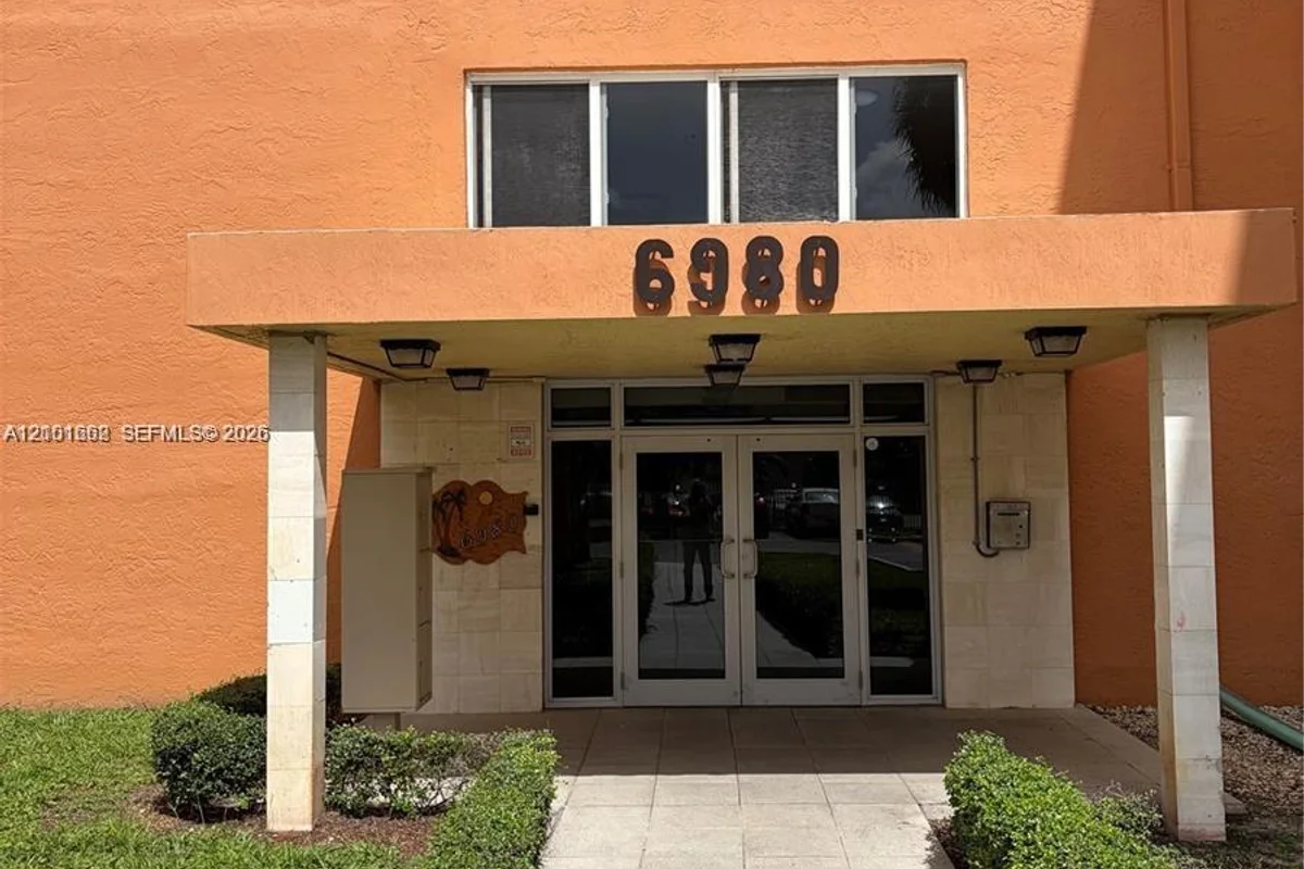 6980 NW 186th St #3-428, Hialeah: photo 1 of 10