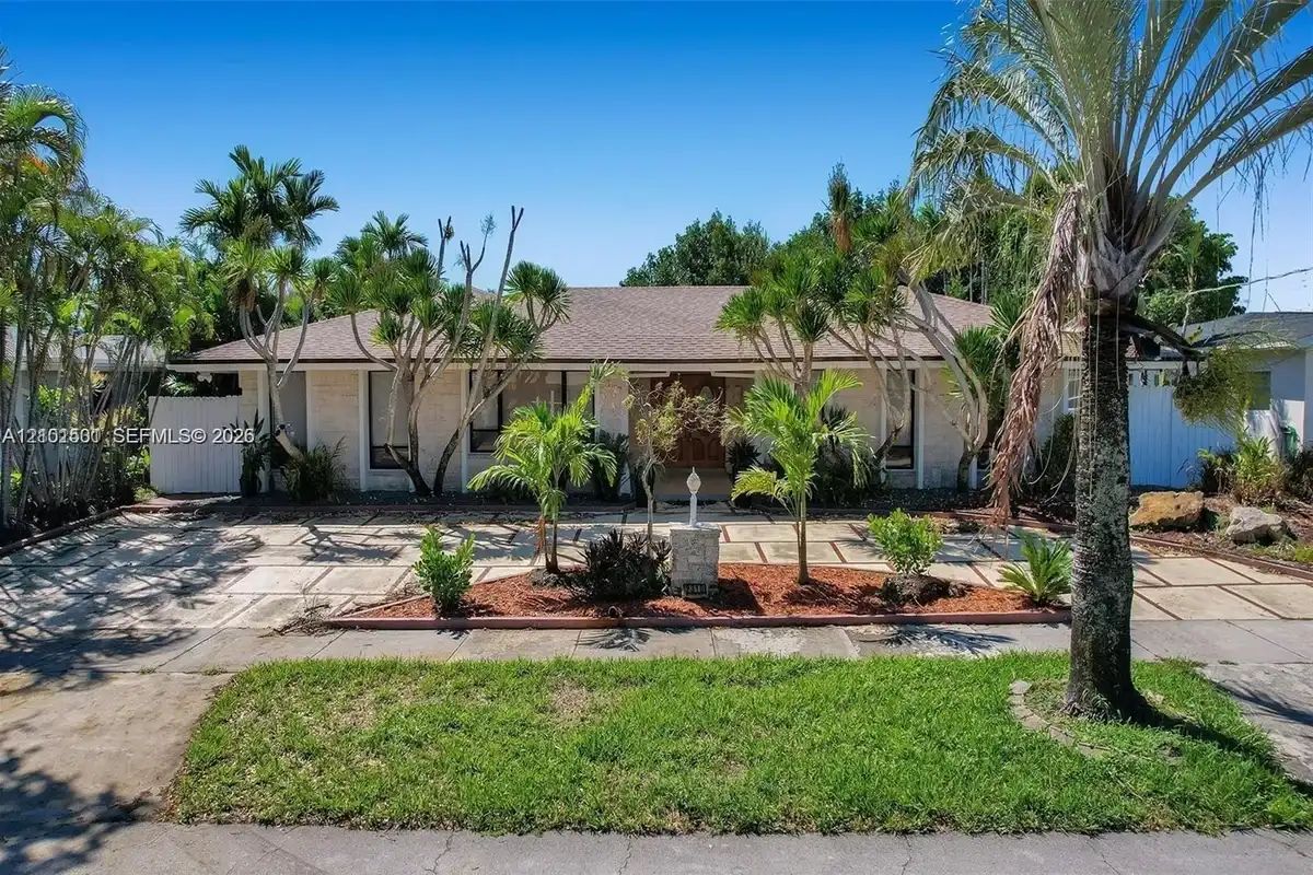 2310 NE 195th St, Miami: photo 1 of 28