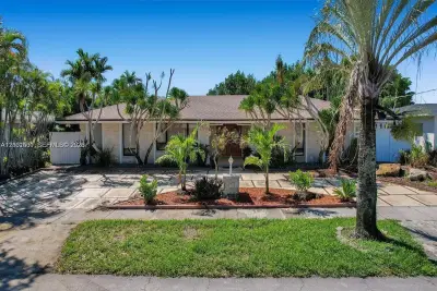 2310 NE 195th St, Miami: photo 1 of 28