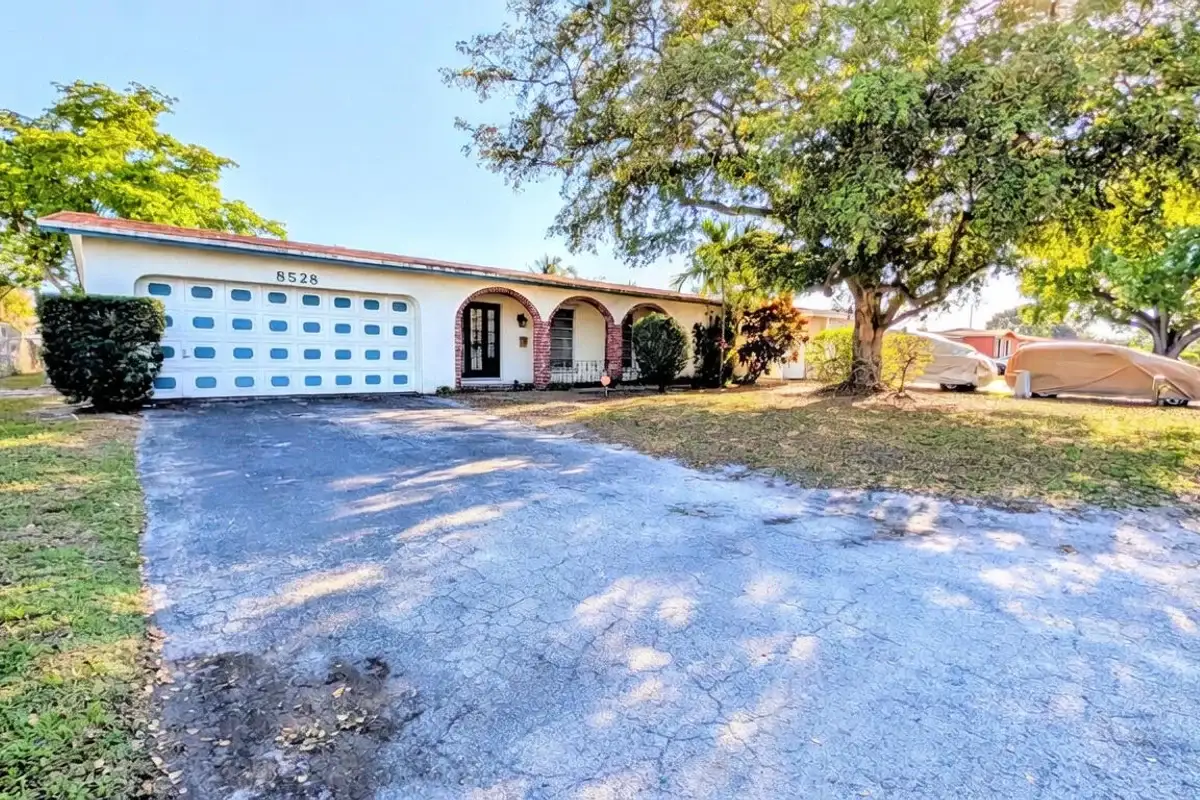 8528 Windsor Dr, Miramar: photo 1 of 19