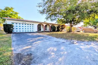 8528 Windsor Dr, Miramar: photo 1 of 19