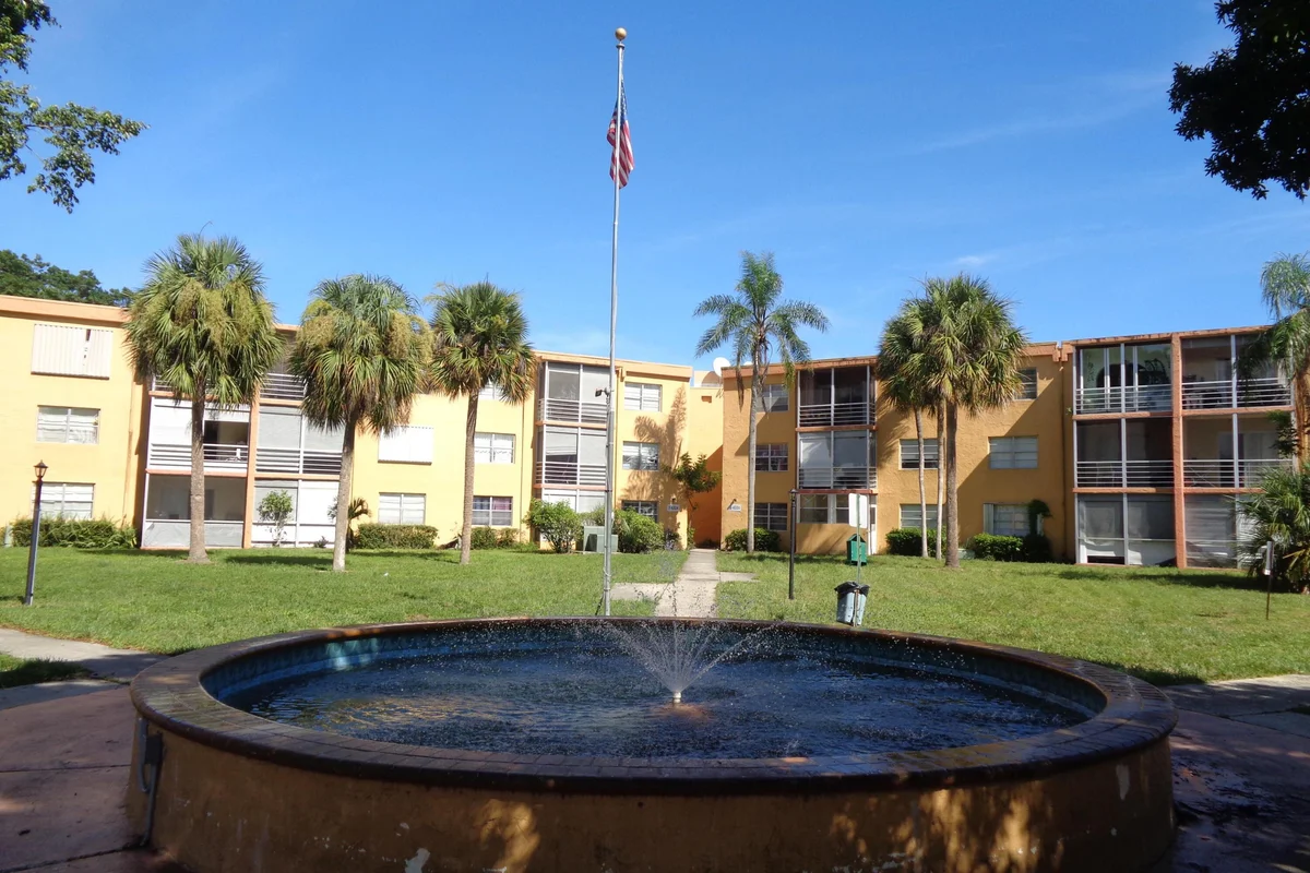4394 NW 9th Ave #20-1G, Deerfield Beach: photo 1 of 17