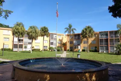 4394 NW 9th Ave #20-1G, Deerfield Beach: photo 1 of 17