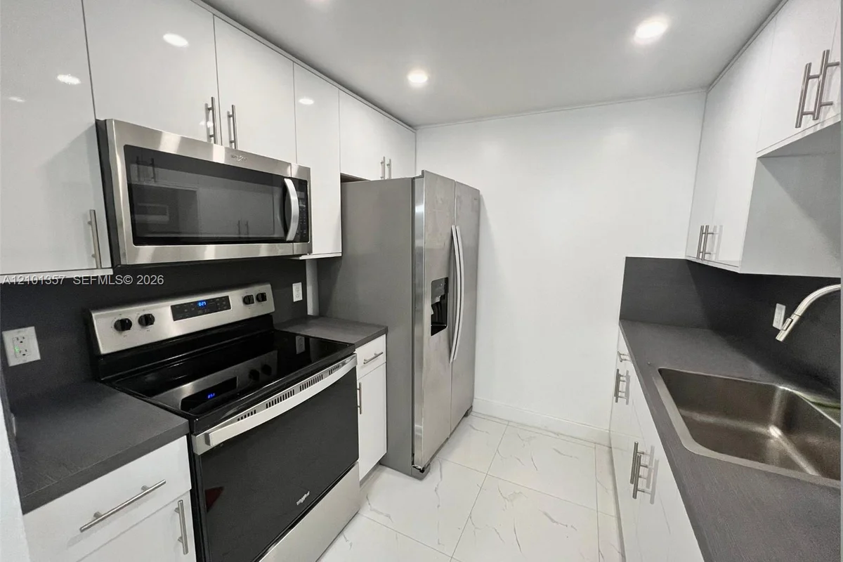 200 SW 132nd Way #203L, Pembroke Pines: photo 1 of 8