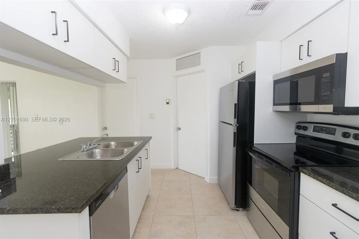 17520 NW 67th Pl #M-3, Hialeah: photo 1 of 22